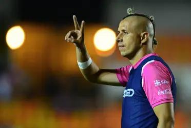 Adolfo "el Bofo Bautista" who was a iconic player with Chivas de Guadalajara will run for el Partido Encuentro Solidario as a federal deputy