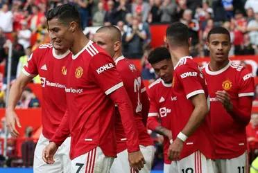 After becoming the hero of Manchester United, Cristiano Ronaldo took his time to photograph himself with the relatives of his teammates.