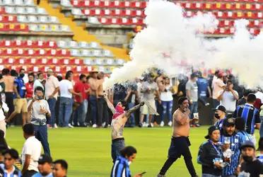 After a pitched battle broke out in the stands by the barras, both groups invaded the field and the match had to be interrupted.