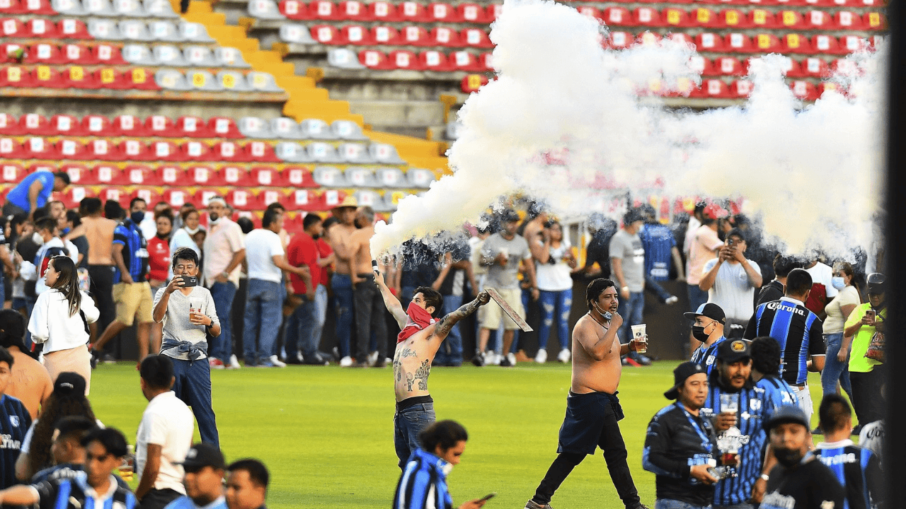 After a pitched battle broke out in the stands by the barras, both groups invaded the field and the match had to be interrupted.