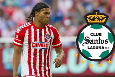 After the departure of Diego Valdés, Santos is looking for a midfielder and Carlos "Gullit" Peña could be the one.
