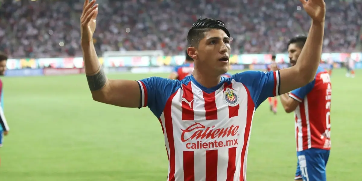 Alan Pulido said that he is a new player for Chivas de Guadalajara but the fans exploded at this news and were filled with anger.