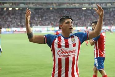 Alan Pulido said that he is a new player for Chivas de Guadalajara but the fans exploded at this news and were filled with anger.