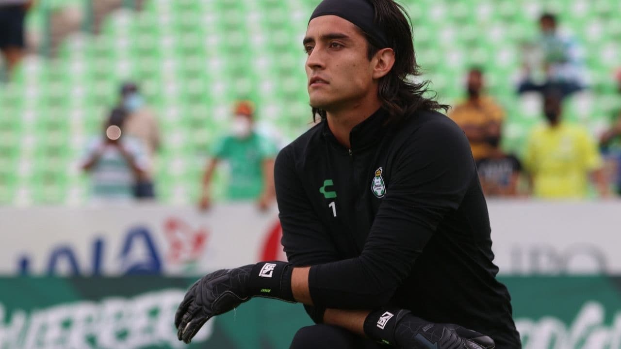 An accident that left two goalkeepers injured allowed the teenager Acevedo to return to his training process with Santos.