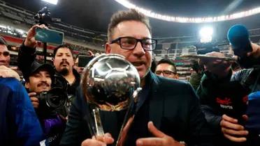 Antonio Mohamed celebrating the championship.