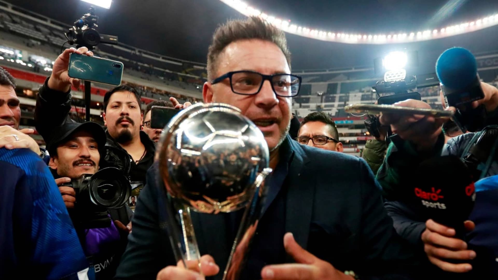 Antonio Mohamed celebrating the championship.