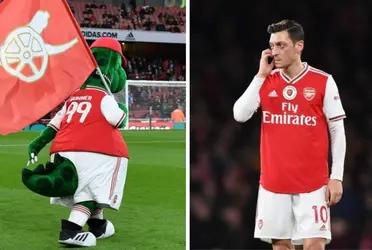 Arsenal had decided to kick Gunnersaurus out and the fans wanted him back yes or yes