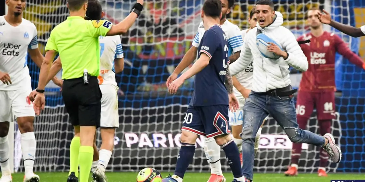 At 27 minutes, an intruder thwarted a PSG attack, as Messi carried the ball. Immediately, security entered the field and removed the person who was trying to hug the Rosario crack