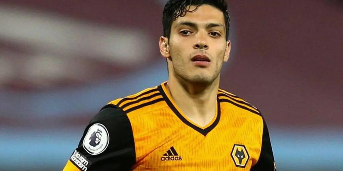 At Molineaux Stadium, the Mexican received an incredible tribute by fans that set a banner on the stands.