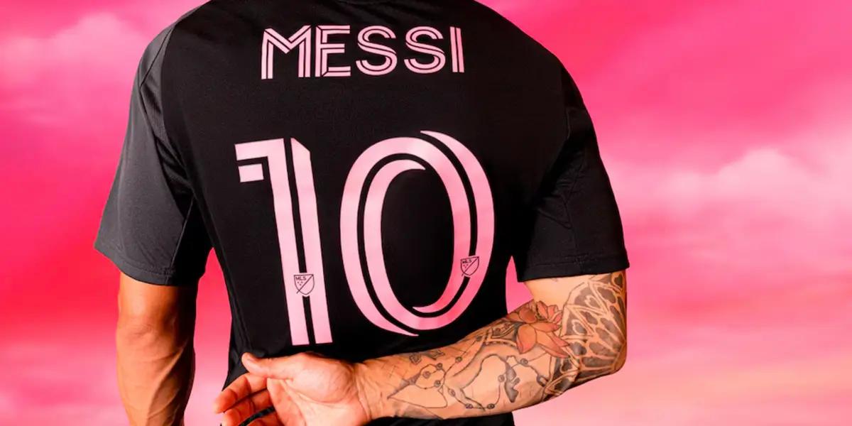 Big Bucks for Messi's Jersey, Small Change for Pelé's Cosmos Classic - The Price Gap. (Infobae)