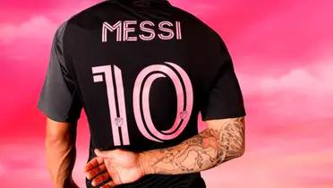 Big Bucks for Messi's Jersey, Small Change for Pelé's Cosmos Classic - The Price Gap. (Infobae)