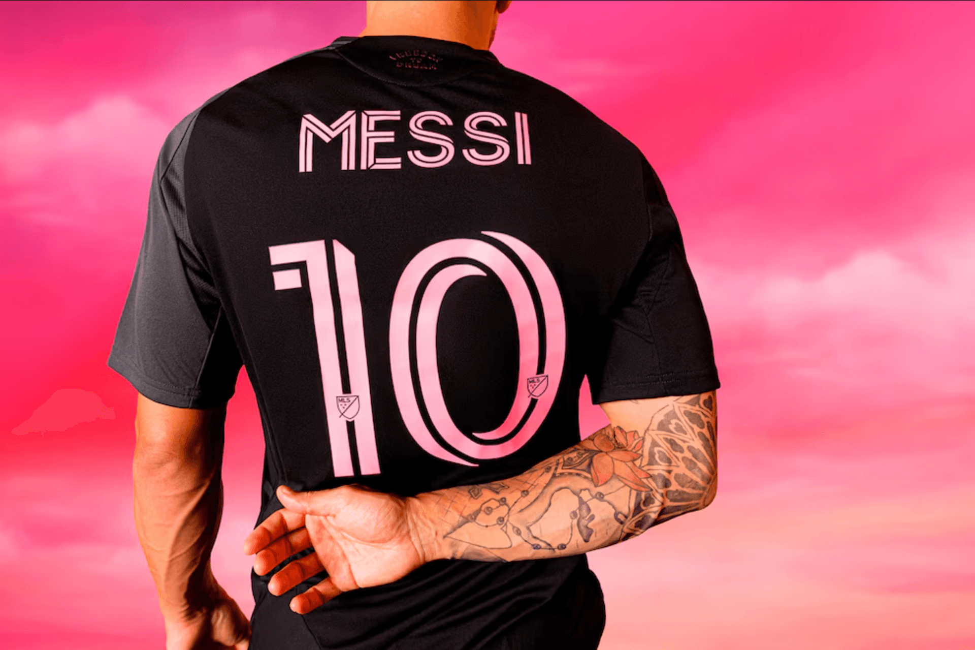 Big Bucks for Messi's Jersey, Small Change for Pelé's Cosmos Classic - The Price Gap. (Infobae)