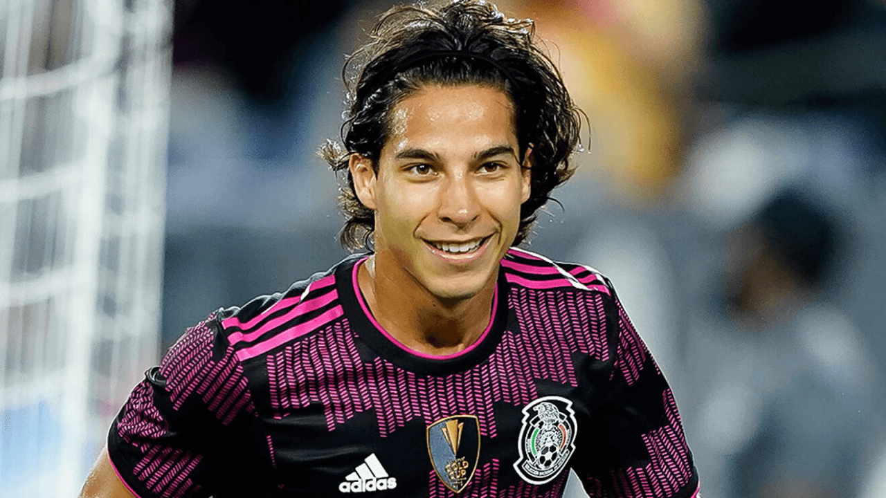 Both the player and his club, Real Betis, announced the news through their social networks.