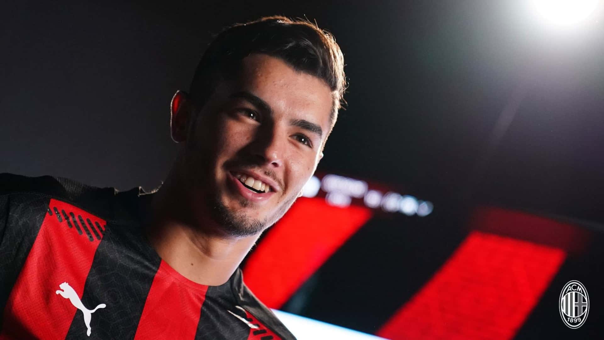 Brahim Diaz with the AC Milan official jersey.
