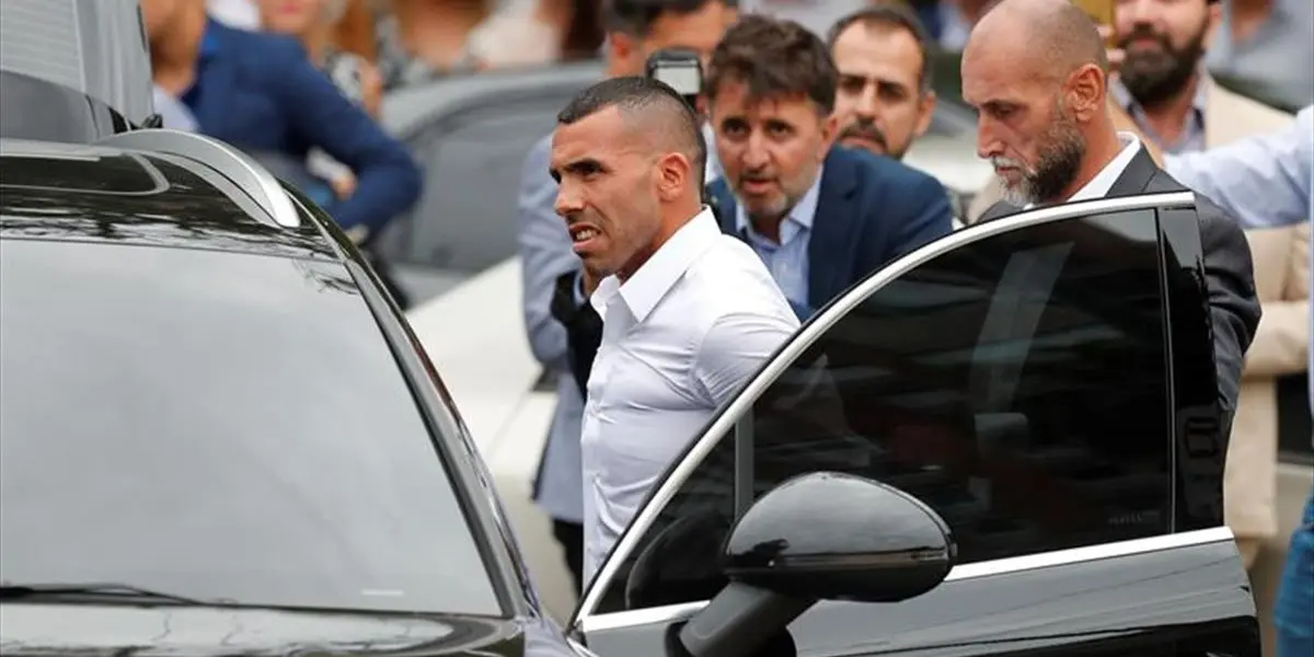 Carlos Tevez stopped at a station to fill up the tank of the imposing car he owns today. The image of the former Boca Juniors was captured in the city of Córdoba.