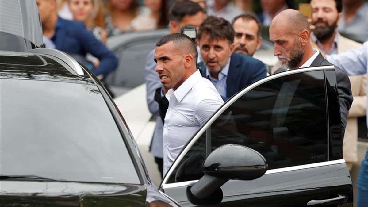 Carlos Tevez stopped at a station to fill up the tank of the imposing car he owns today. The image of the former Boca Juniors was captured in the city of Córdoba.