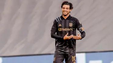 Carlos Vela with the LAFC jersey. (Source: Record)