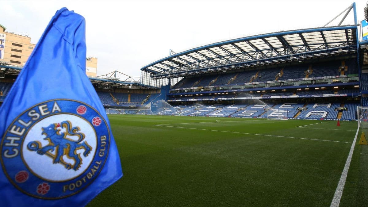 Chelsea are in talks with the Brazilian footballer to close the deal on personal and contractual terms.