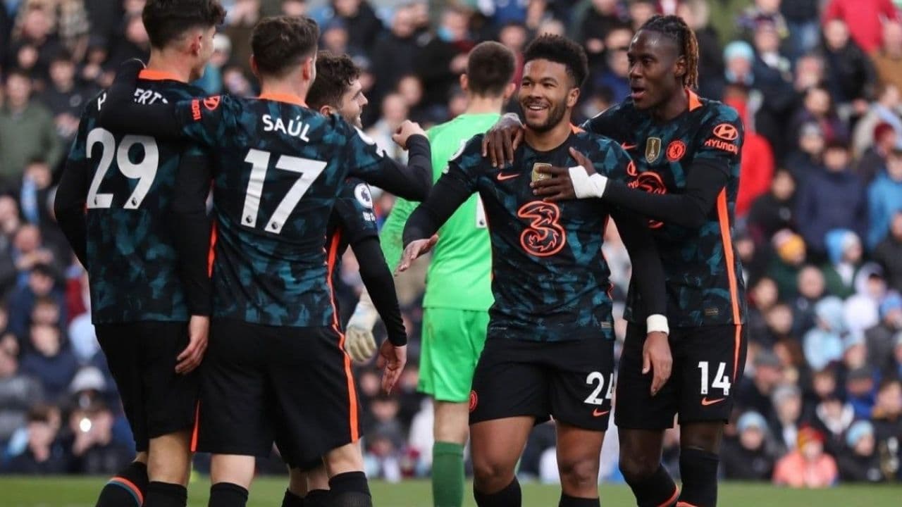 Chelsea thrashed Burnley 4-0 on matchday 28 of the Premier League. The goals were scored by Reece James, Kai Havertz -double- and Christian Pulisic.