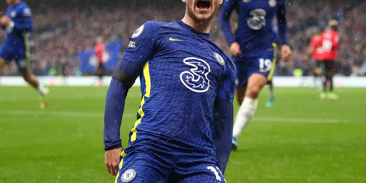 Chelsea took advantage of a red card to Southampton in the second half to score two goals and win the match 3-1 to return to the top of the Premier League table.
 