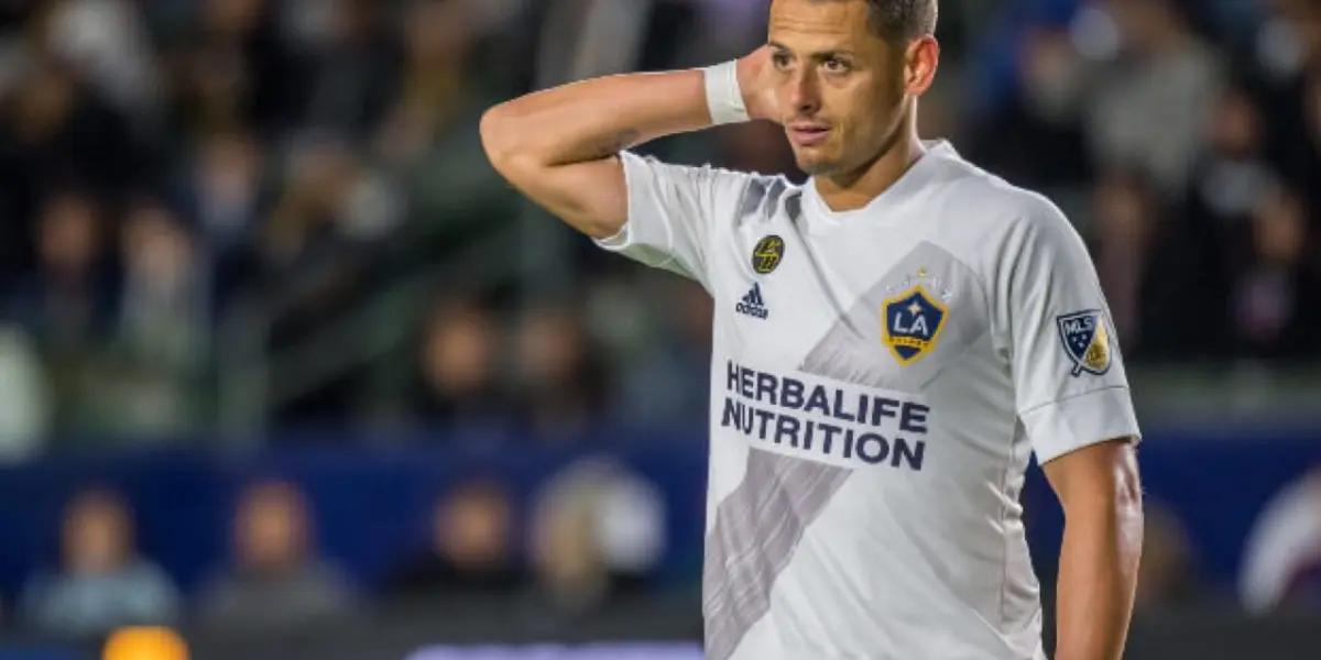 Chicharito interacted with his fans, and when he was asked a question, the interaction got emotional and he tried to hold the tears.