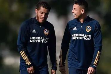 Chicharito wants to convince Jonathan Dos Santos of staying at Los Angeles Galaxy and made a public intent so his friend makes the decision he wants.