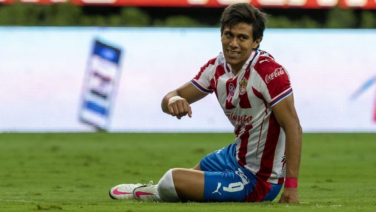Chivas are showing a poor display of soccer, and are losing against Atletico San Luis in match-day 2 of Liga Mx.