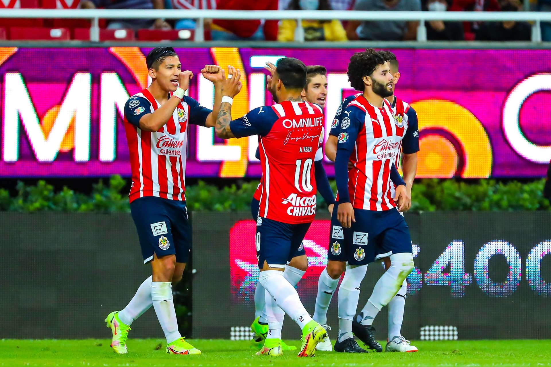 Chivas only needed five minutes to seal the score against a team that has yet to defeat El Rebaño for the first time in its history.