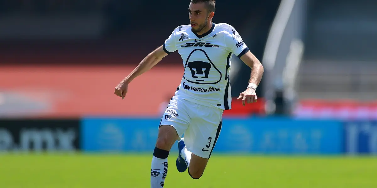 Chivas pretend to leave the left defender at Pumas as swap him for another player.