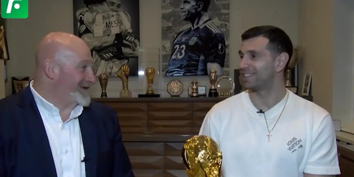 Christian Martin (El Futbolero Argentina) and 'Dibu' Martinez. | Photo: El Futbolero Argentina