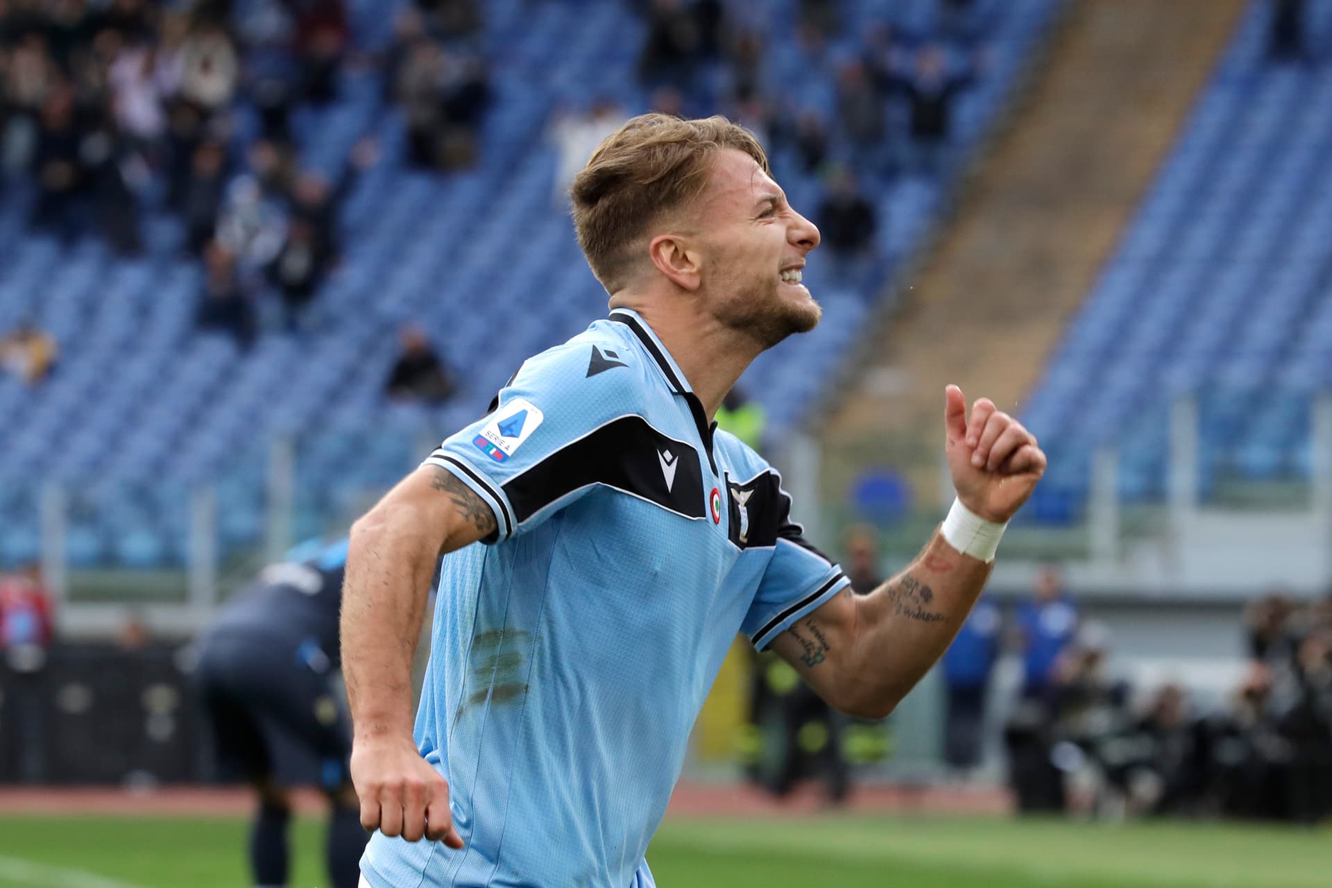 Ciro Immobile is one of the most important strikers of the moment. Goal-proof, he was getting into the hearts of the people, but the road has not been easy at all, and his family was there to contain him.