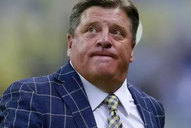 Club America fans grabbed it against Miguel Herrera after losing to Chivas de Guadalajara and sent him a clear warning.