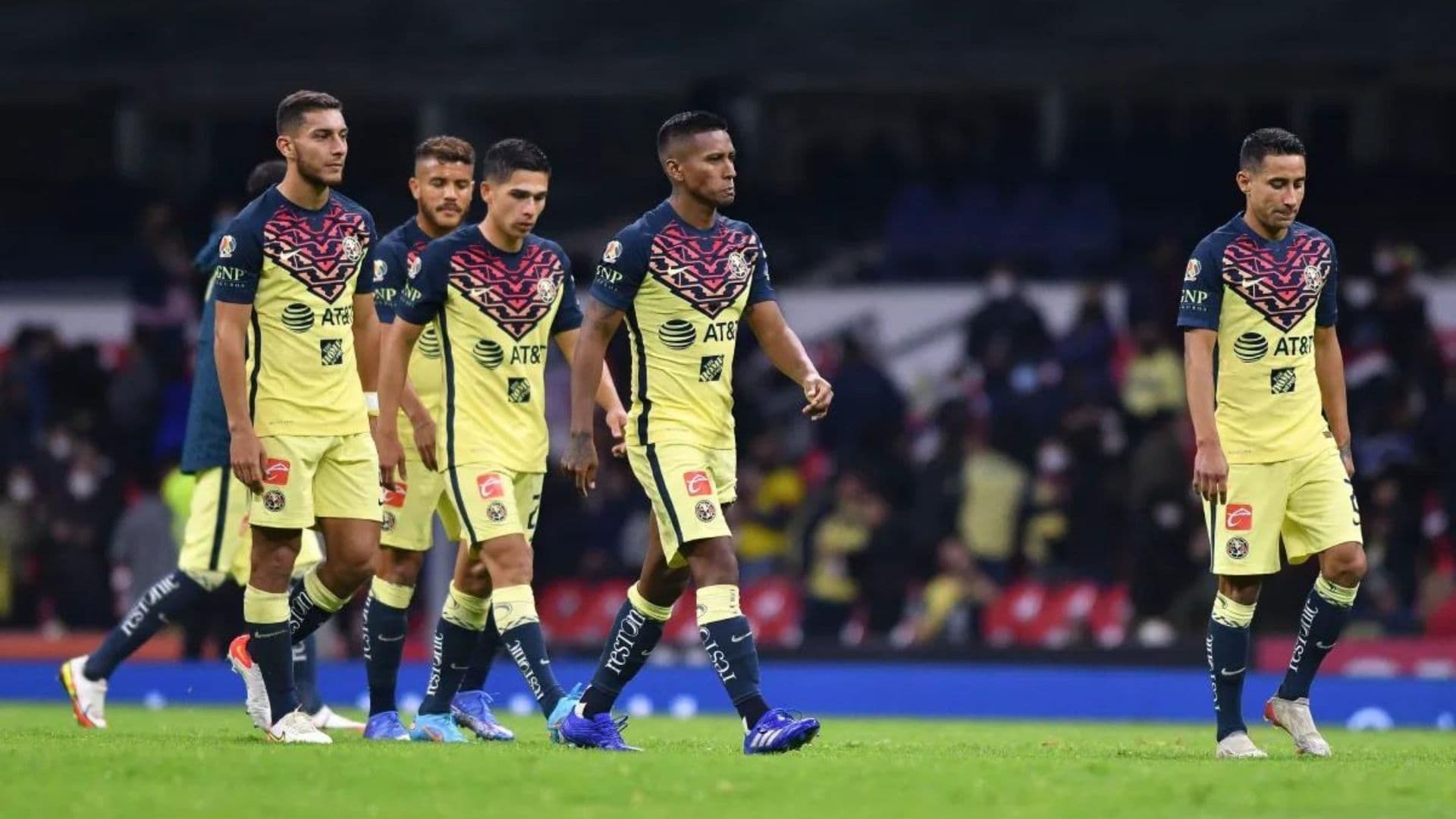 Club América is standing 15, with 13 points.