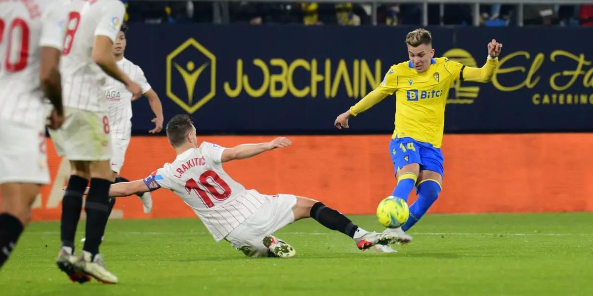 Club América needs someone to complement Roger Martínez.