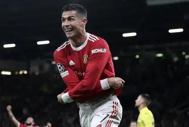 Cristiano Ronaldo debuted a new long-sleeved version of the Manchester United jersey In the win against Villareal. Fans can now buy the new, special jersey from the stores.