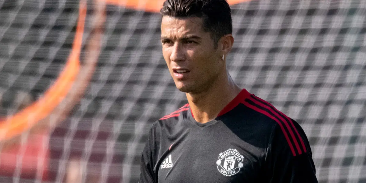 Cristiano Ronaldo was for the first time at the Manchester United facilities where he was training his new teammates. He also had a chat with his coach Ole Gunnar Solskjaer.