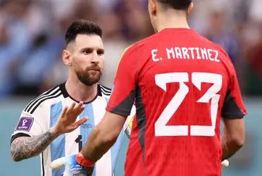 Dibu Martínez was not happy about that refereeing.