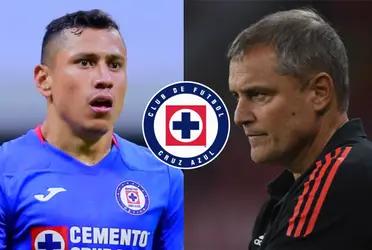 Diego Aguirre can't stand Julio Domínguez's mistakes any longer and his replacement is already ready