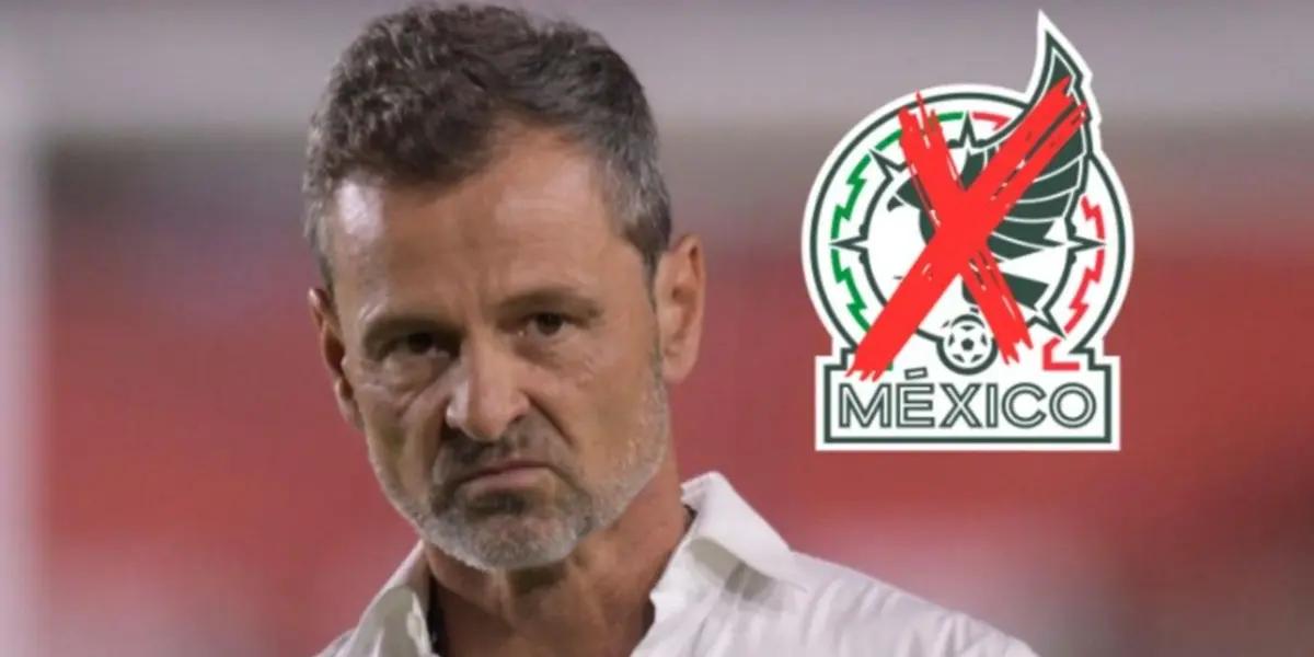 Diego Cocca and the badge of the Mexican National Team.