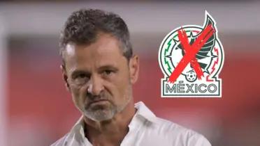 Diego Cocca and the badge of the Mexican National Team.