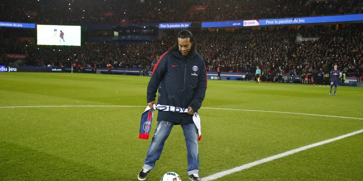 Dinho serves as ambassador and receives a salary from Barcelona, from where they were not very happy with his visit to the Parc des Princes to see PSG.