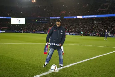 Dinho serves as ambassador and receives a salary from Barcelona, from where they were not very happy with his visit to the Parc des Princes to see PSG.