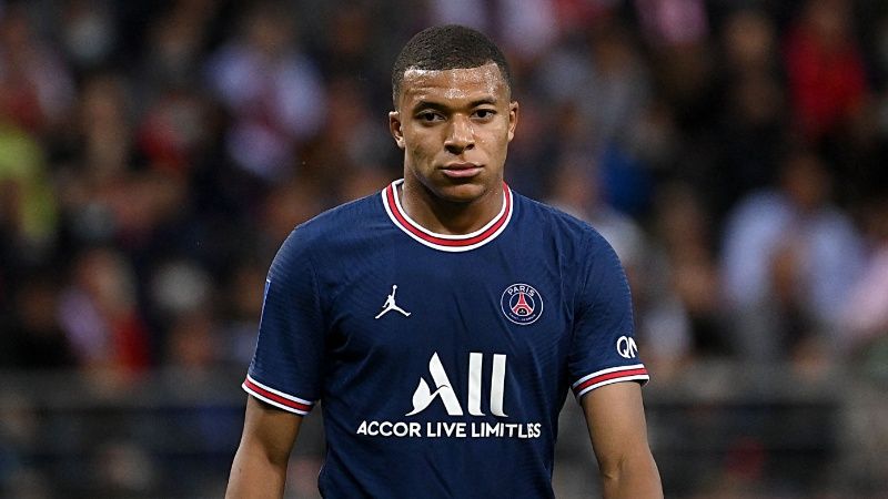 
   Kylian Mbappe put in a transfer request at PSG, Real Madrid bid €220m for Mbappe 
 
