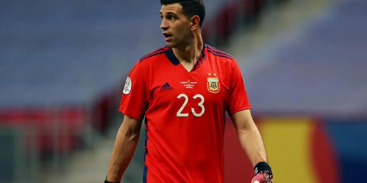 Emiliano Martínez did it again. This time, together with the help of the fans, but with the same result. A play on words disoriented the rival at the time of kicking the penalty, and they failed again from 12 steps in front of him.