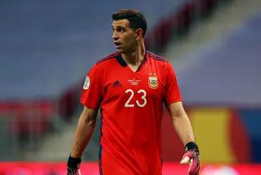 Emiliano Martínez did it again. This time, together with the help of the fans, but with the same result. A play on words disoriented the rival at the time of kicking the penalty, and they failed again from 12 steps in front of him.