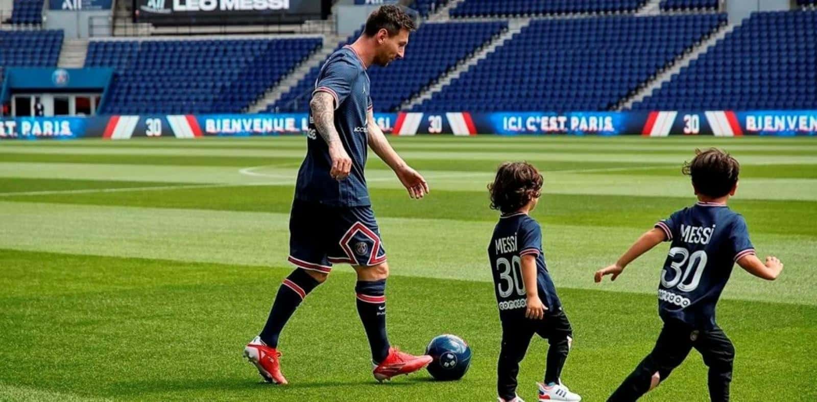 Every son has his dad as a hero. And if not, we should ask Thiago Messi, who already dreams of following in his father's footsteps, in the elite of world football.