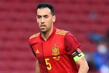 FC Barcelona’s coach does not stop cutting out important players and the fans are getting a bit upset about it.