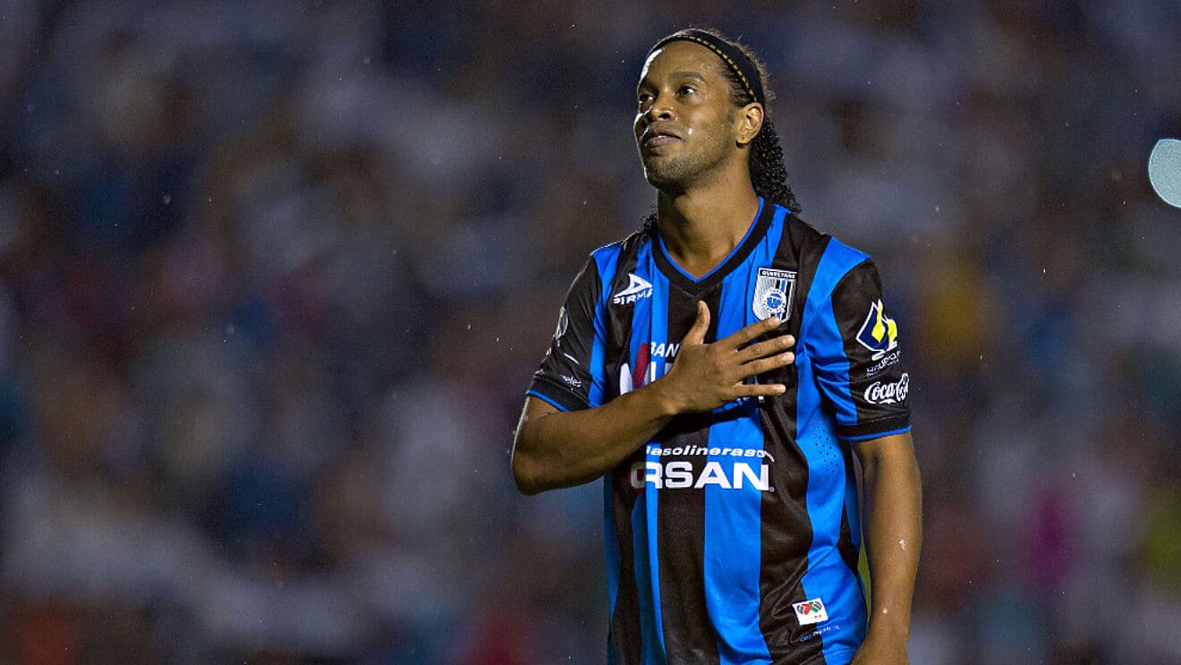 Find out here why Ronaldinho went viral thanks to a 90's video game.
