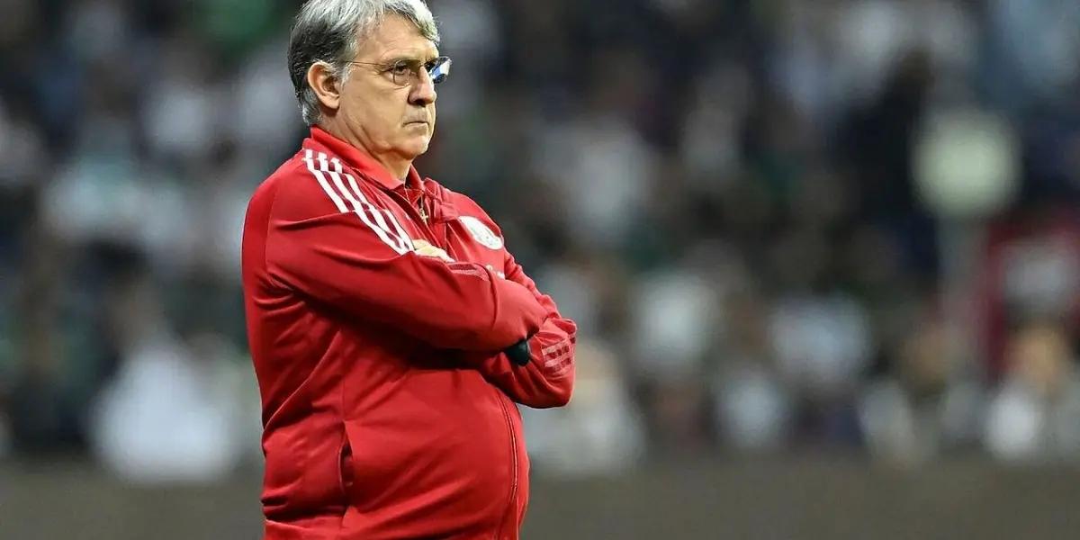 Gerardo Martino has not received medical clearance from the eye surgery he underwent in February, which prevents him from traveling by plane.