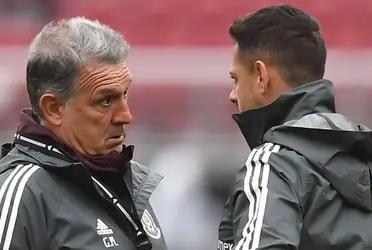 Gerardo Martino wants Chicharito to call him to solve the conflict